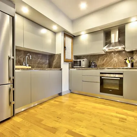 New Build With Modern Amenities And Balcony Apartman