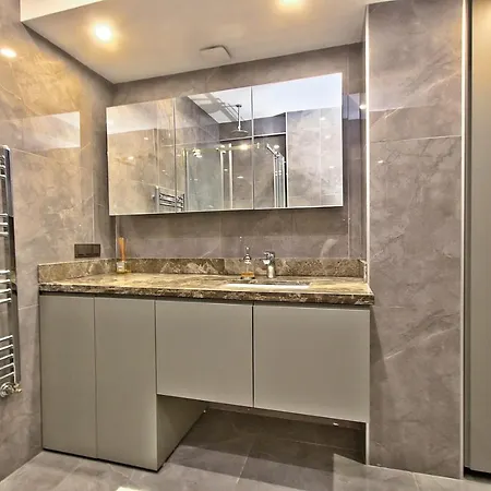 New Build With Modern Amenities And Balcony Apartman