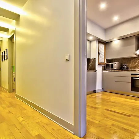 New Build With Modern Amenities And Balcony 伊斯坦布尔
