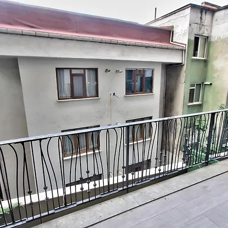 New Build With Modern Amenities And Balcony 伊斯坦布尔